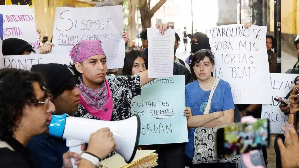 Facultad de Filosofía y Letras BUAP entrega pliego petitorio, pero el paro estudiantil continúa vigente