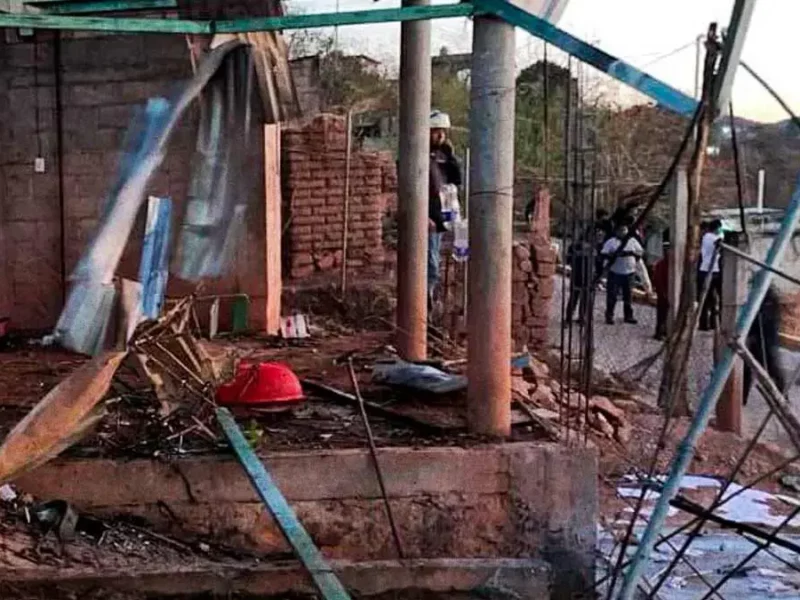 Explosión en taller de Pirotecnia en Tepexco, Puebla, deja daños en clínica y casas