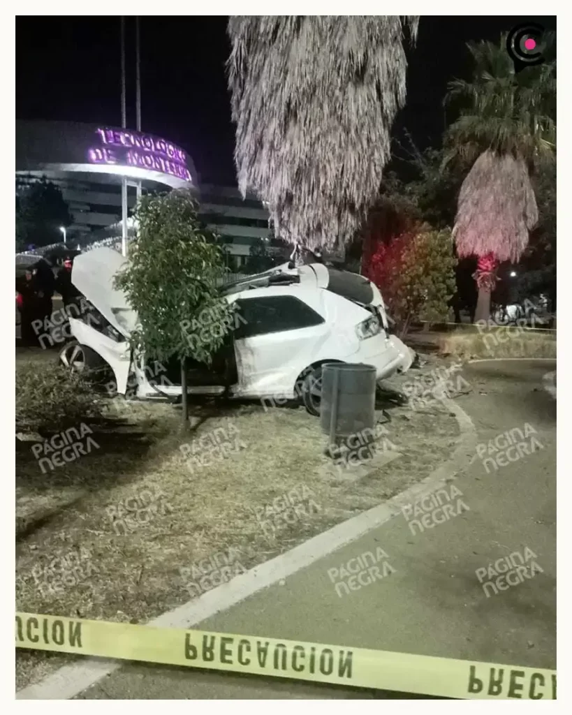 Mujer copiloto murió prensada por choque de auto contra palmera en Cholula, conductor resultó herido