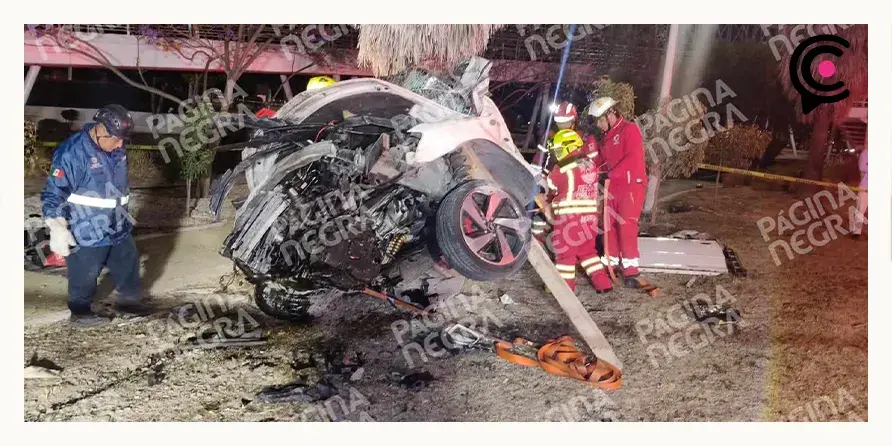 Mujer copiloto murió prensada por choque de auto contra palmera en Cholula, conductor resultó herido