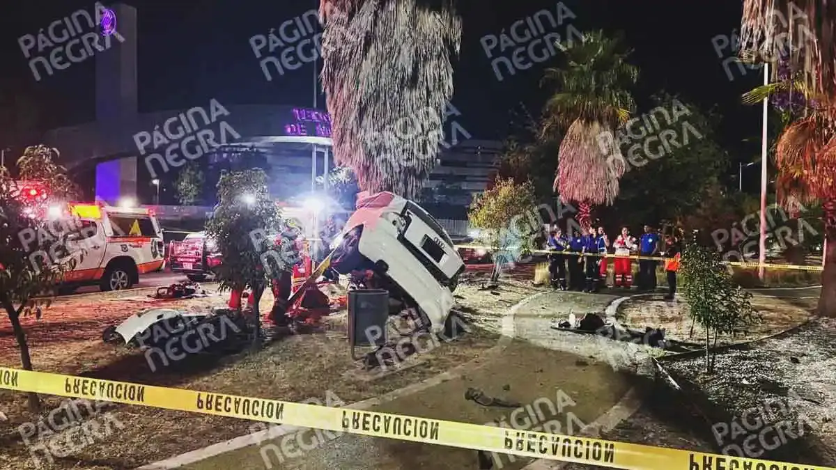 Mujer copiloto murió prensada por choque de auto contra palmera en Cholula, conductor resultó herido