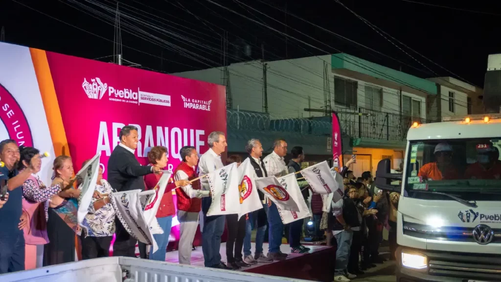 Arranca Pepe Chedraui el Programa Puebla Brilla con modernización de luminarias en Arboledas de Loma Bella