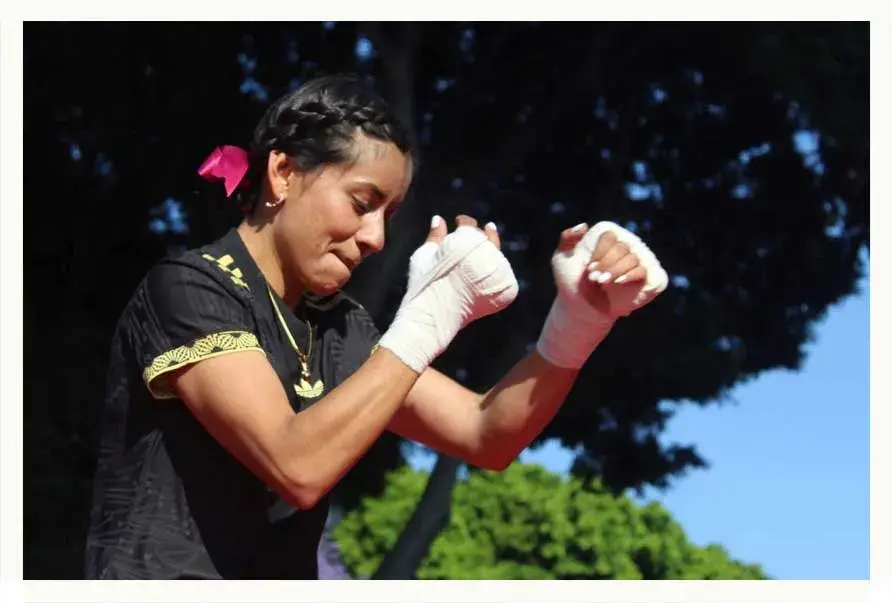 Gabriela “La Bonita” Sánchez realiza entrenamiento público en el Zócalo de Puebla
