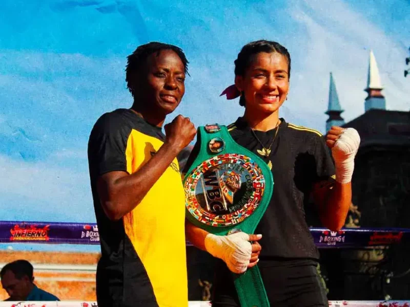 Gabriela “La Bonita” Sánchez realiza entrenamiento público en el Zócalo de Puebla