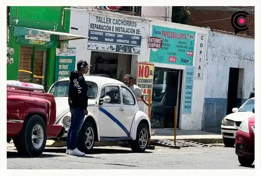 Para evitar pagar estacionamiento, dueño de taller mecánico encabeza protestas contra parquímetros en Puebla 