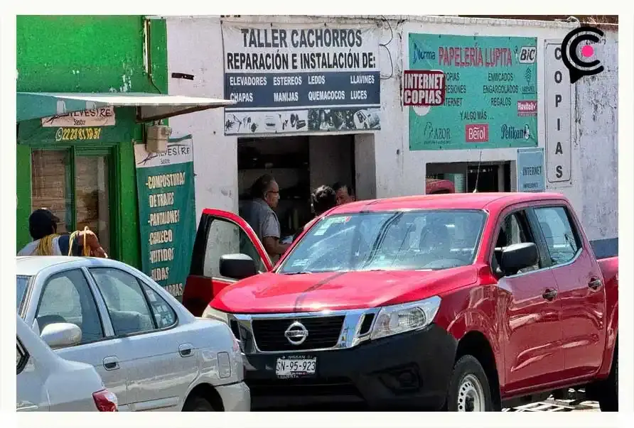 Para evitar pagar estacionamiento, dueño de taller mecánico encabeza protestas contra parquímetros en Puebla 