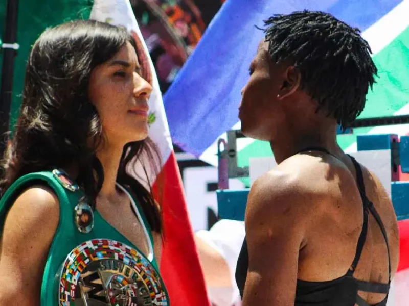 Gabriela “La Bonita” Sánchez y Simangele Hadebe encabezan ceremonia de pesaje en Zócalo de Puebla