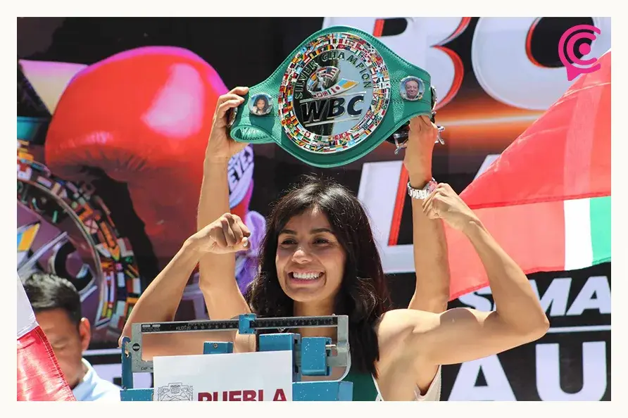 Gabriela “La Bonita” Sánchez y Simangele Hadebe encabezan ceremonia de pesaje en Zócalo de Puebla