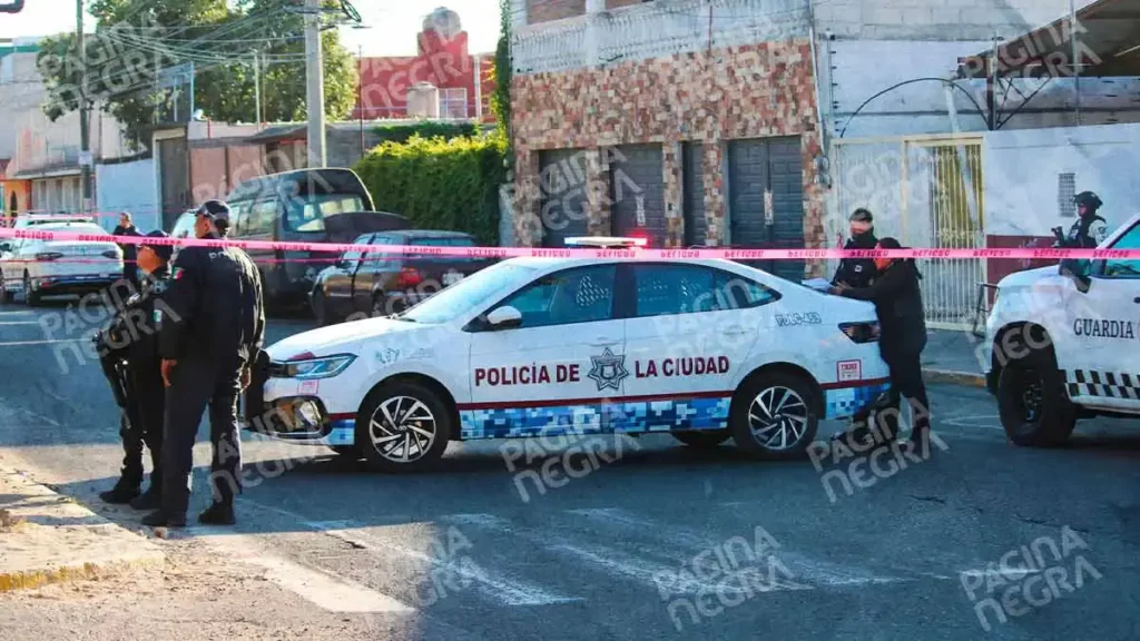 Abandonan camioneta incendiada con mensaje de amenaza frente al Parque Ecológico de Puebla