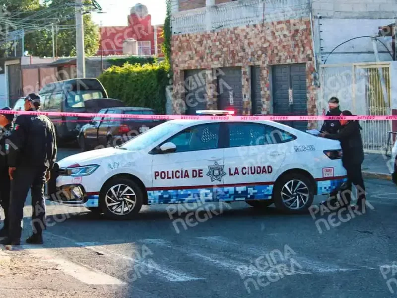 Abandonan camioneta incendiada con mensaje de amenaza frente al Parque Ecológico de Puebla