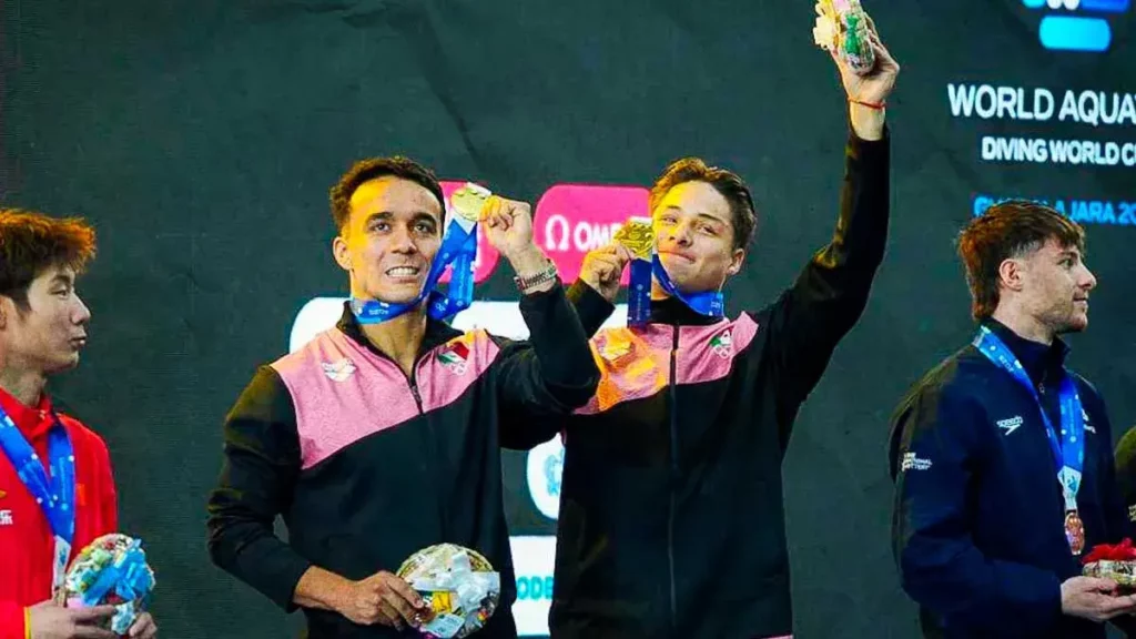 Osmar Olvera y Juan Manuel Celaya ganan oro en Copa del Mundo de Clavados 2025