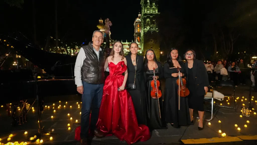 Se ilumina el corazón de Puebla con concierto "Zócalo entre velas"