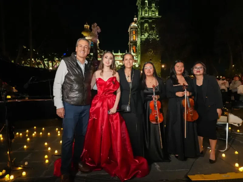 Se ilumina el corazón de Puebla con concierto "Zócalo entre velas"