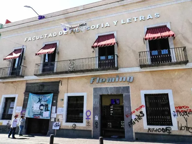 Estudiantes de Facultad de Filosofía y Letras BUAP regresan a clases presenciales tras concluir paro