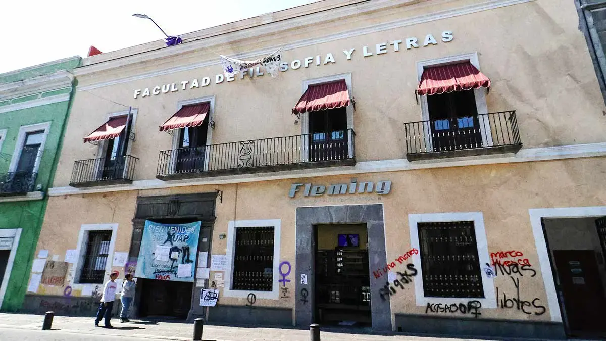 Estudiantes de Facultad de Filosofía y Letras BUAP regresan a clases presenciales tras concluir paro