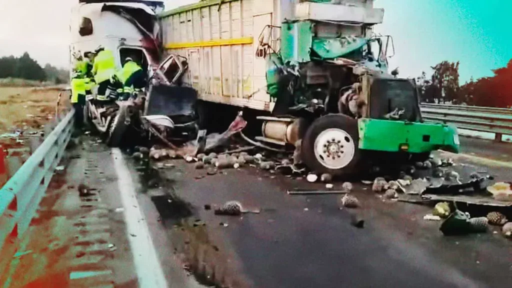 Choque entre tráileres deja un hombre muerto y otro prensado en la autopista Puebla-Orizaba