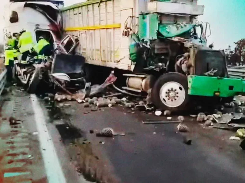 Choque entre tráileres deja un hombre muerto y otro prensado en la autopista Puebla-Orizaba