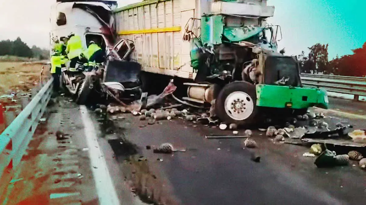 Choque entre tráileres deja un hombre muerto y otro prensado en la autopista Puebla-Orizaba