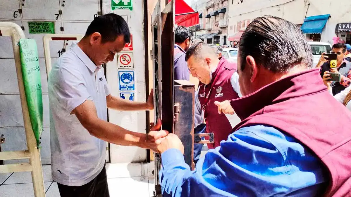 Normatividad clausura cuatro tiendas de productos chinos en el centro de Puebla