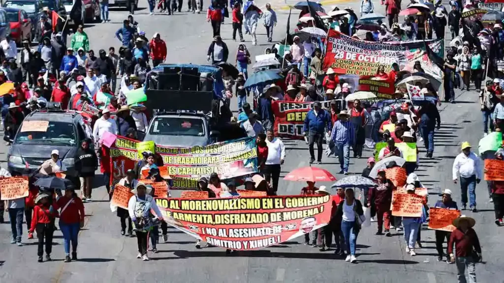 Manifestantes de UPVA 28 de Octubre causan caos vial en Puebla este 10 de abril 