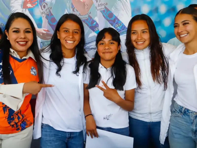 Comprometida con el deporte, Tonantzin Fernández encabeza firma de autógrafos con el Puebla Femenil