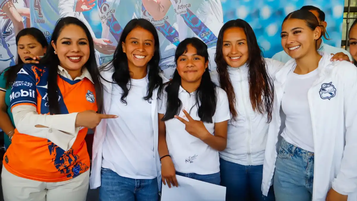 Comprometida con el deporte, Tonantzin Fernández encabeza firma de autógrafos con el Puebla Femenil