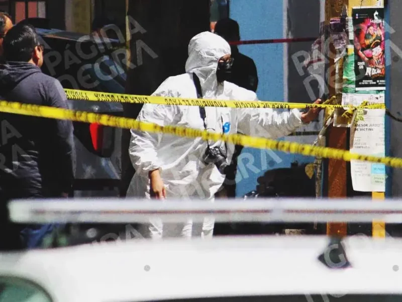 Mujer murió por paro cardiorrespiratorio dentro de un auto en el Barrio de Analco, Puebla