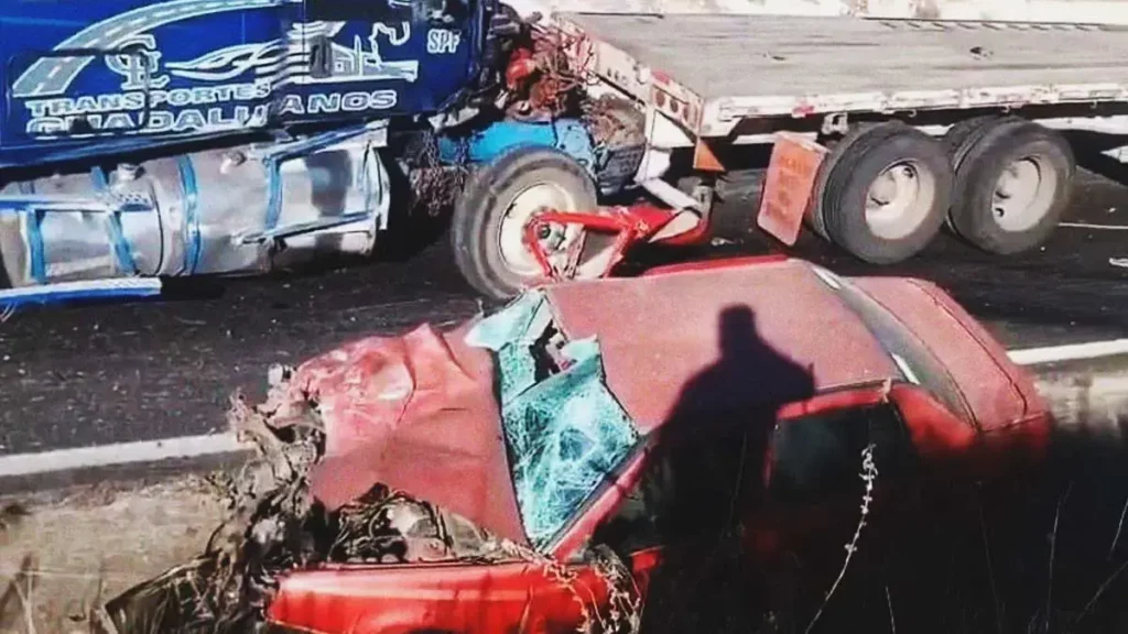 Mujer murió tras choque de tractocamiones en Chalchicomula de Sesma, Puebla