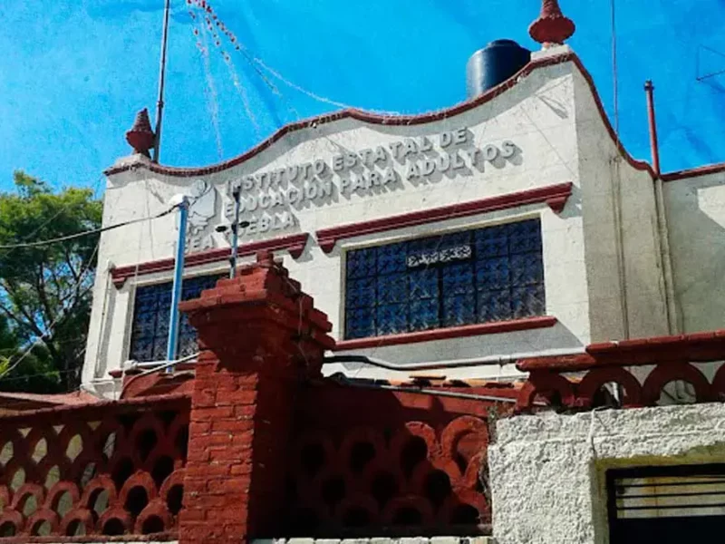 Exdirector del Instituto de Educación para Adultos Puebla extorsiona a extrabajadores para cerrar investigaciones