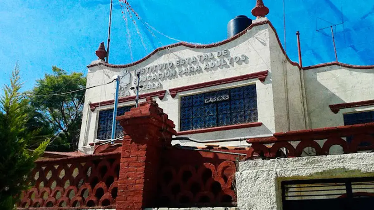 Exdirector del Instituto de Educación para Adultos Puebla extorsiona a extrabajadores para cerrar investigaciones