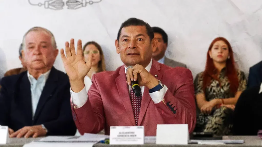 Gobierno de Puebla anuncia construcción de puentes peatonales con carrocerías de tráileres en La Margarita