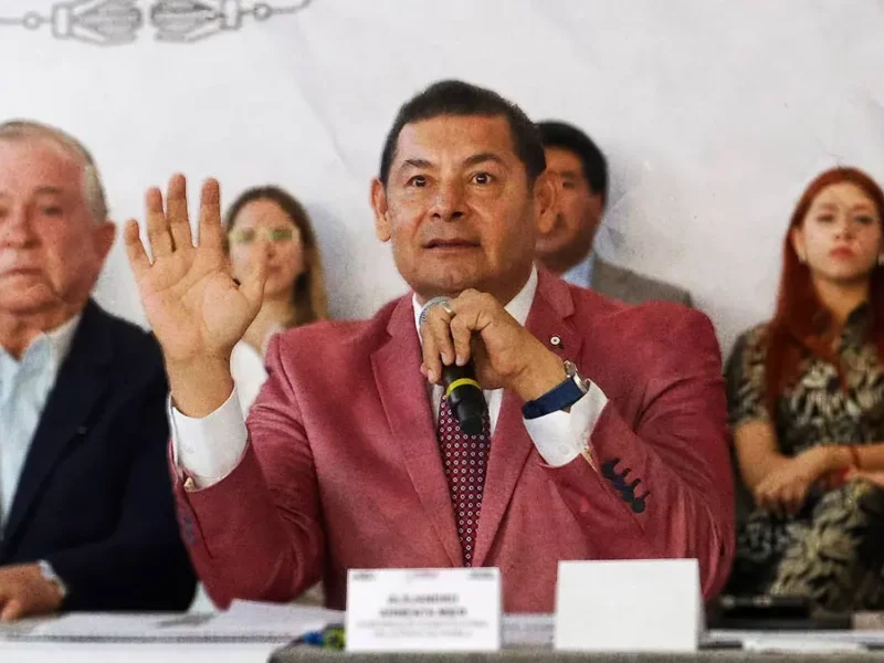 Gobierno de Puebla anuncia construcción de puentes peatonales con carrocerías de tráileres en La Margarita