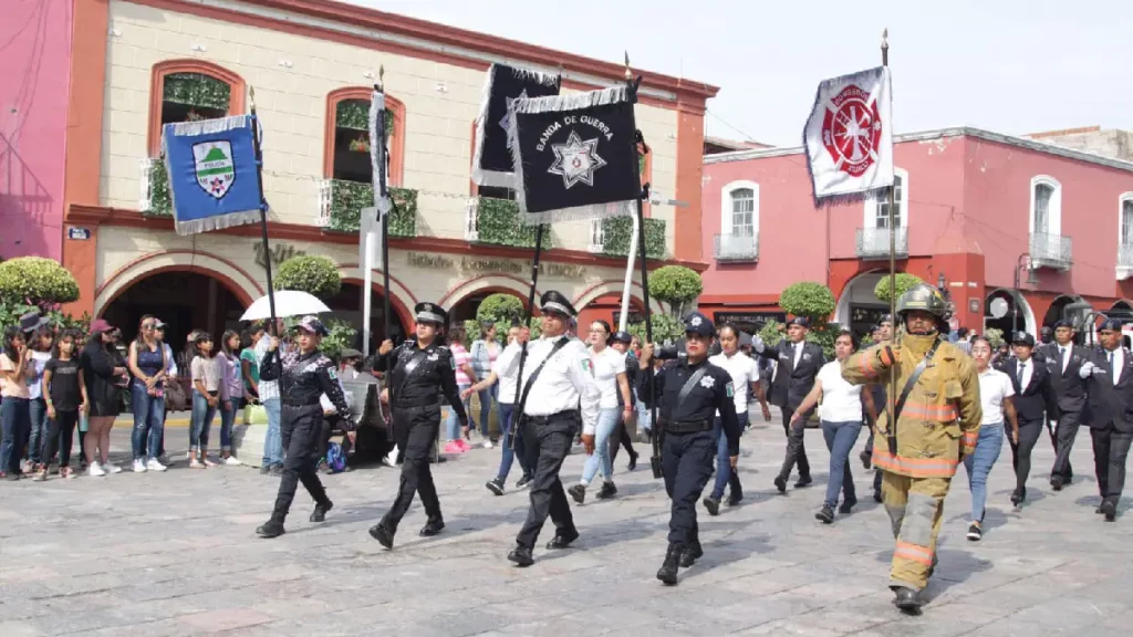 Ariadna Ayala invita a fortalecer la identidad como atlixquenses, participando en el desfile del 04 de mayo