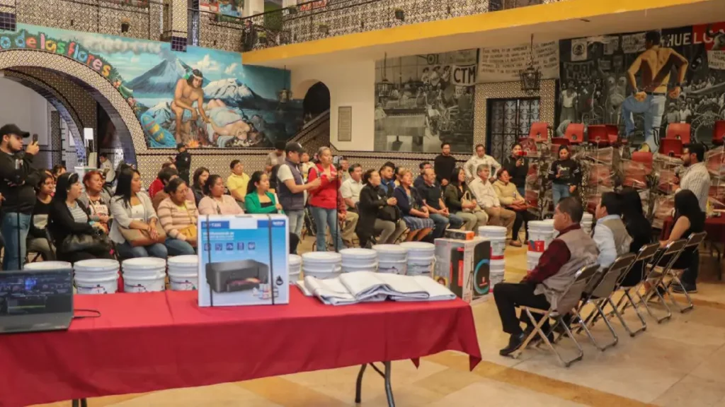 Ariadna Ayala entrega más de 200 mil pesos en apoyos para fortalecer el desarrollo educativo en Atlixco