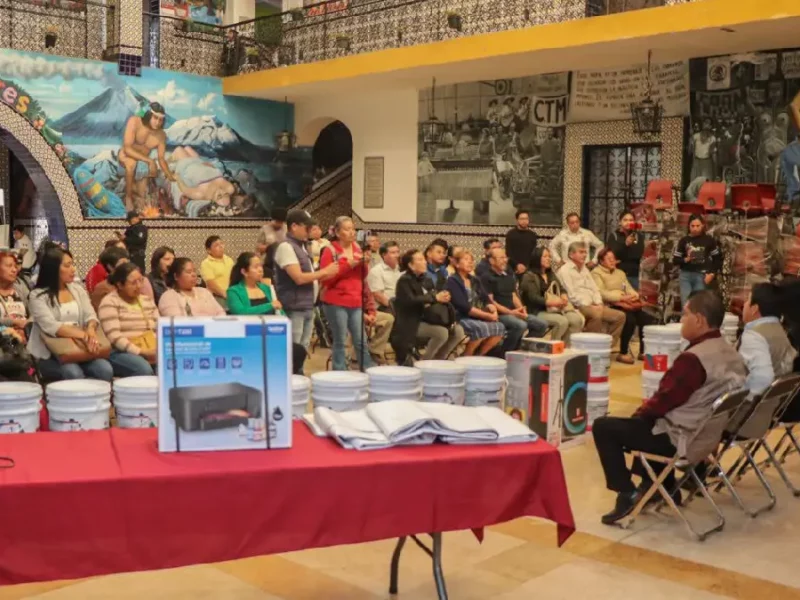 Ariadna Ayala entrega más de 200 mil pesos en apoyos para fortalecer el desarrollo educativo en Atlixco