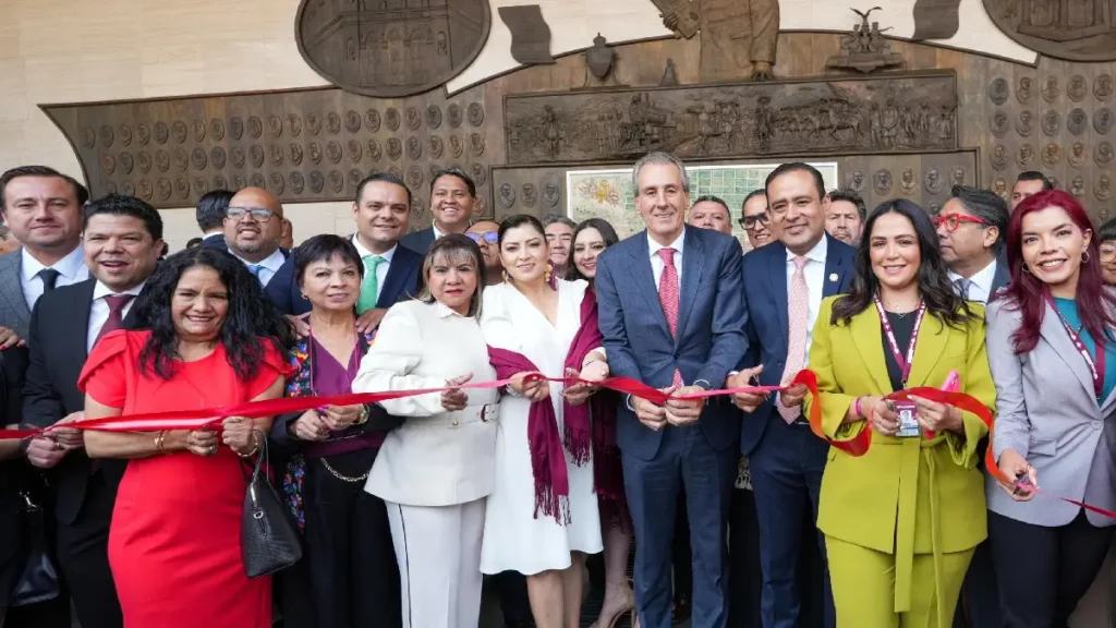 Inaugura Pepe Chedraui exposición de la Ciudad de Puebla en San Lázaro