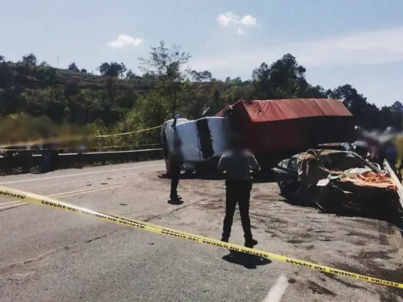 Choque frontal entre auto y tractocamión dejó dos muertos en Huauchinango, Puebla 