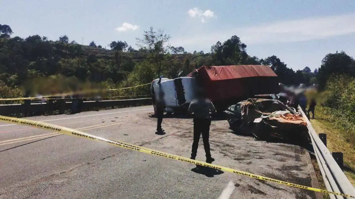 Choque frontal entre auto y tractocamión dejó dos muertos en Huauchinango, Puebla 