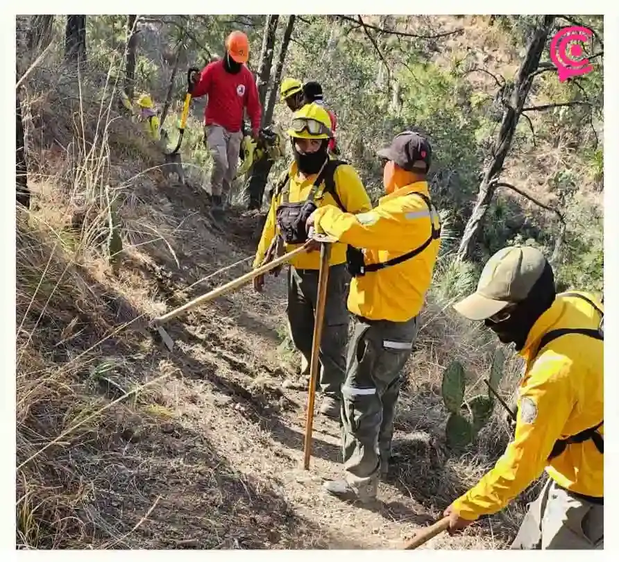 Utilizan helicóptero Augusta como pipa aérea para combatir incendio forestal en Libres, Puebla