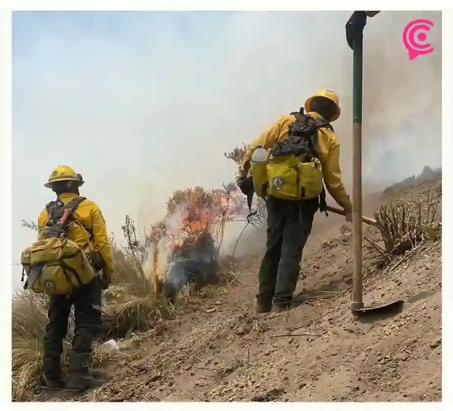 Utilizan helicóptero Augusta como pipa aérea para combatir incendio forestal en Libres, Puebla