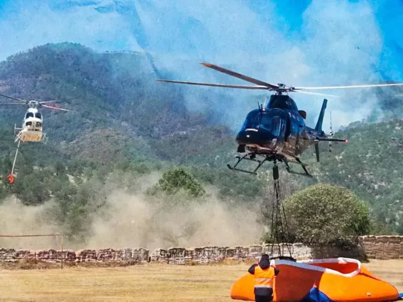 Utilizan helicóptero Augusta como pipa aérea para combatir incendio forestal en Libres, Puebla