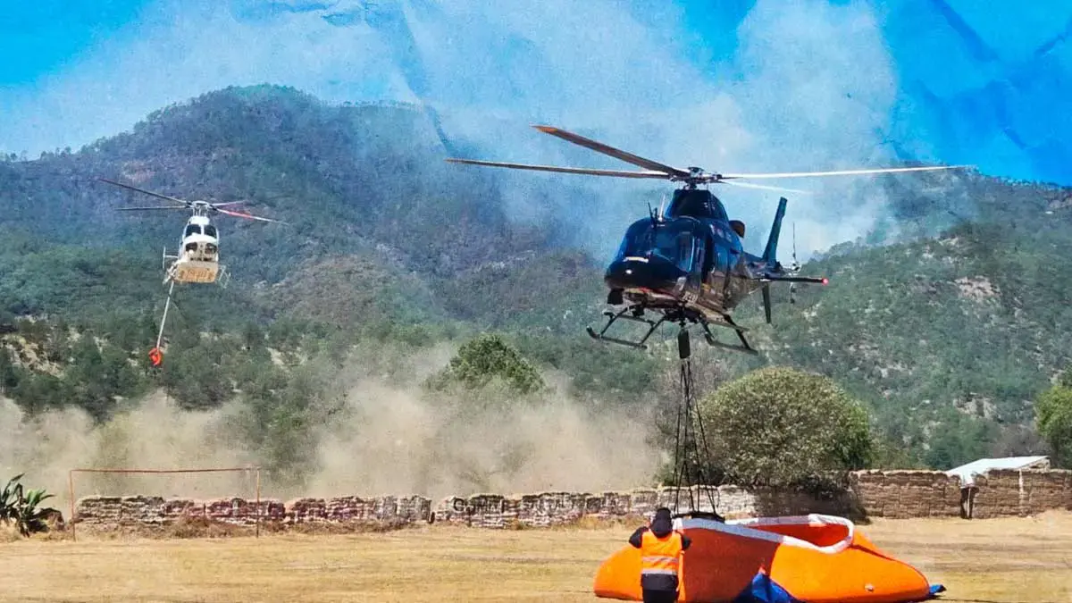 Utilizan helicóptero Augusta como pipa aérea para combatir incendio forestal en Libres, Puebla