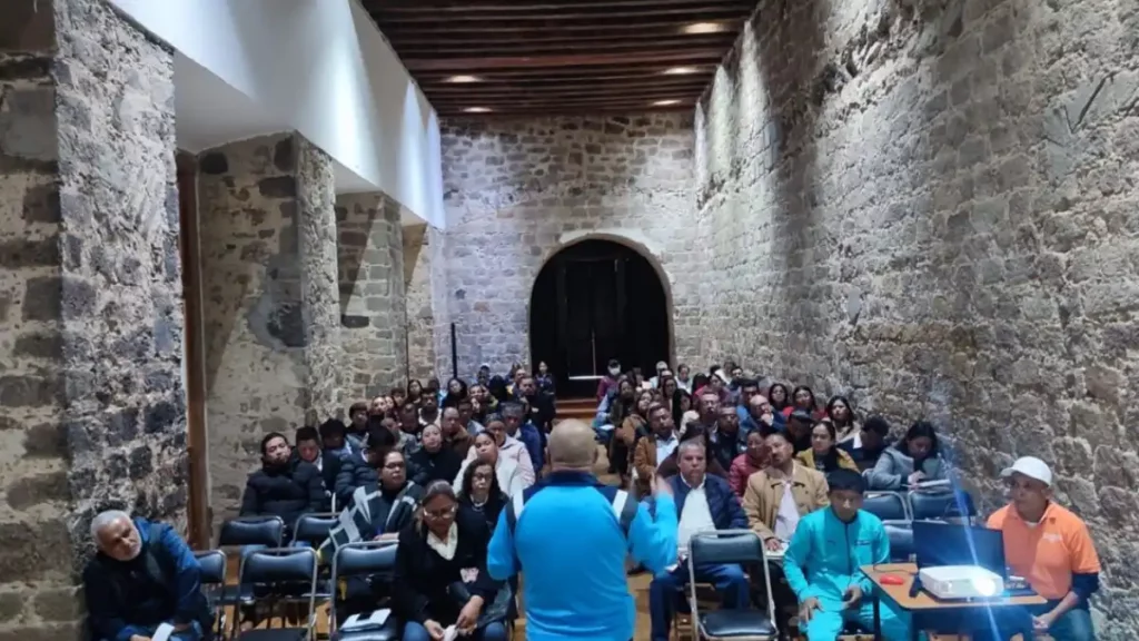 Directoras y directores de primarias de Zacatlán reciben capacitación sobre Protección Civil