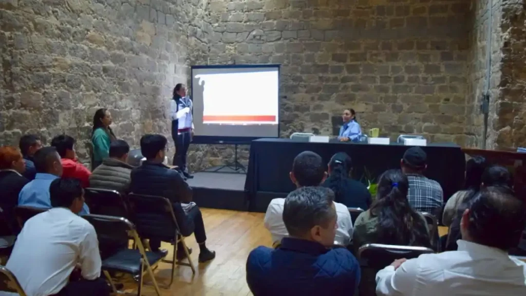 Presidentes auxiliares de Zacatlán reciben capacitación sobre uso responsable de recursos públicos