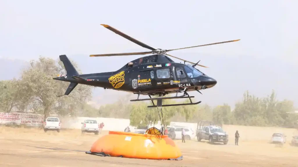 Por aire y por tierra, gobernador Alejandro Armenta supervisa combate de incendios