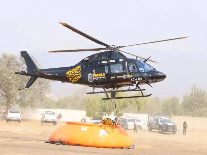 Por aire y por tierra, gobernador Alejandro Armenta supervisa combate de incendios
