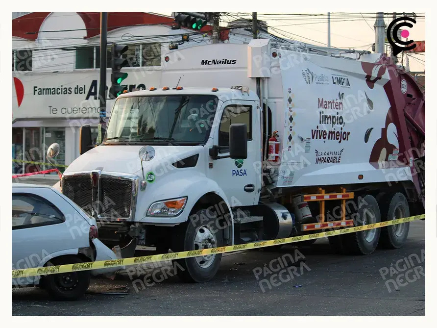 Conductor de Chevy murió tras choque contra camión recolector de basura en Puebla 