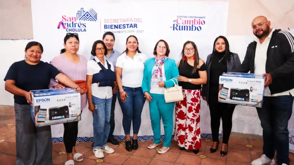 Fortalece Lupita Cuautle a escuelas con equipo tecnológico