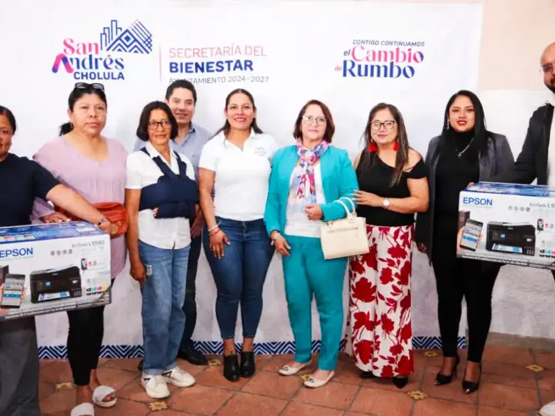Fortalece Lupita Cuautle a escuelas con equipo tecnológico