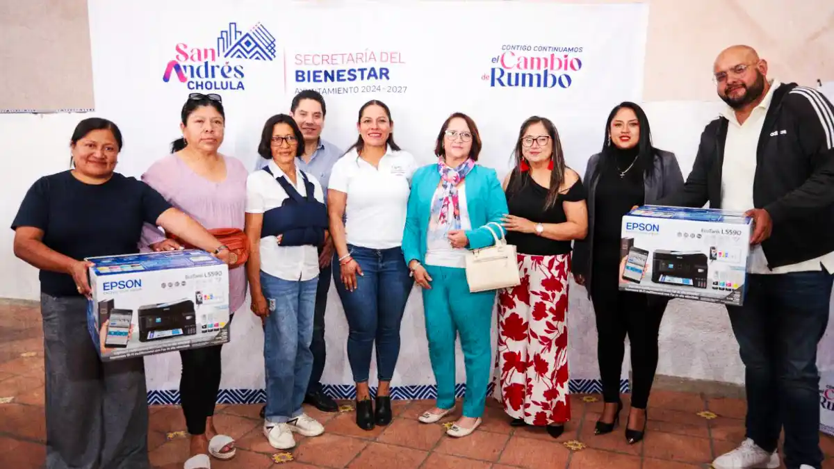 Fortalece Lupita Cuautle a escuelas con equipo tecnológico